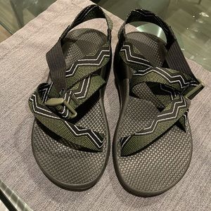 Style chevron pattern olive black and white